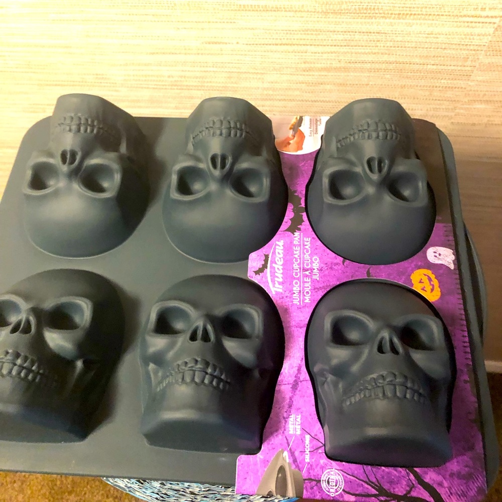 Halloween Skull jumbo cupcake pan. Soap bar maker silicon by Trudeau.